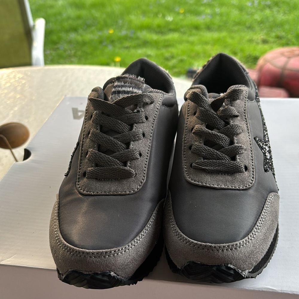 Very G women’s Sneaker size 6 new, never worn gray w/black glitter star!